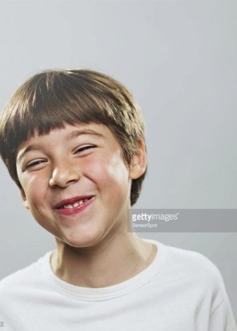 Зачіски набік для хлопчиків (37 фото): як зробити стрижку з чубком і проділом для підлітків? Зачіски на довге волосся з зачесом