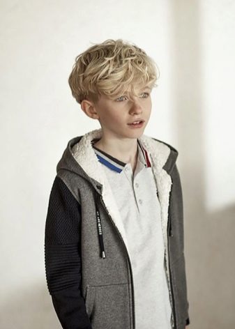 Зачіски набік для хлопчиків (37 фото): як зробити стрижку з чубком і проділом для підлітків? Зачіски на довге волосся з зачесом