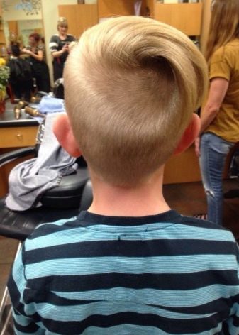 Зачіски набік для хлопчиків (37 фото): як зробити стрижку з чубком і проділом для підлітків? Зачіски на довге волосся з зачесом