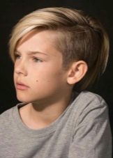 Зачіски набік для хлопчиків (37 фото): як зробити стрижку з чубком і проділом для підлітків? Зачіски на довге волосся з зачесом