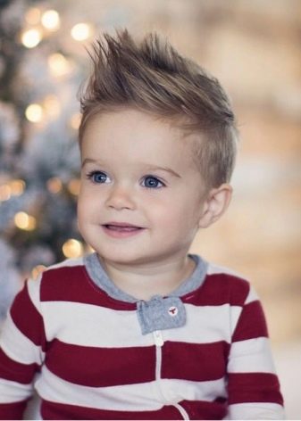 Зачіски набік для хлопчиків (37 фото): як зробити стрижку з чубком і проділом для підлітків? Зачіски на довге волосся з зачесом