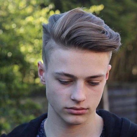 Зачіски набік для хлопчиків (37 фото): як зробити стрижку з чубком і проділом для підлітків? Зачіски на довге волосся з зачесом