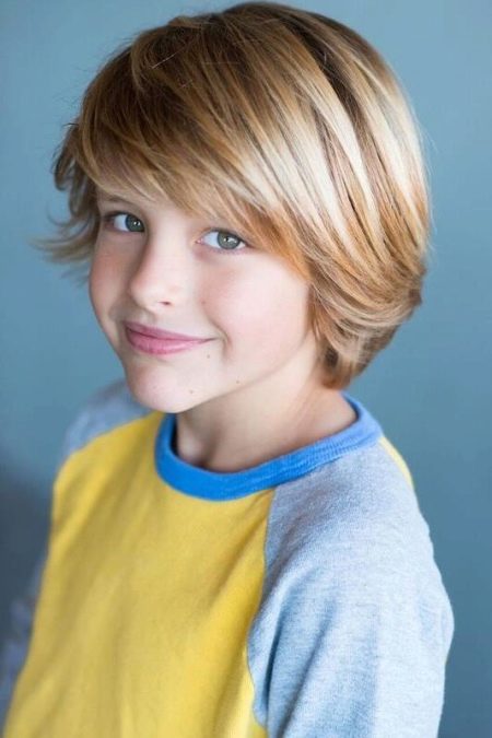 Зачіски набік для хлопчиків (37 фото): як зробити стрижку з чубком і проділом для підлітків? Зачіски на довге волосся з зачесом