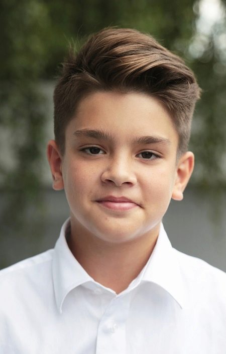 Зачіски набік для хлопчиків (37 фото): як зробити стрижку з чубком і проділом для підлітків? Зачіски на довге волосся з зачесом