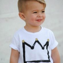 Зачіски набік для хлопчиків (37 фото): як зробити стрижку з чубком і проділом для підлітків? Зачіски на довге волосся з зачесом