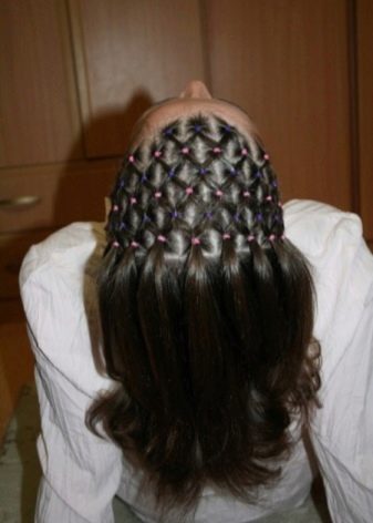 Зачіски з гумками (35 фото): укладання з маленькими силіконовими резиночками і обідком на короткі або довгі волосся