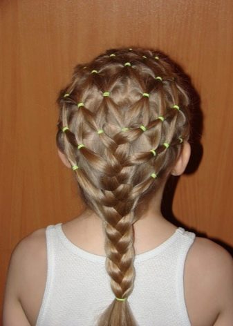 Зачіски з гумками (35 фото): укладання з маленькими силіконовими резиночками і обідком на короткі або довгі волосся