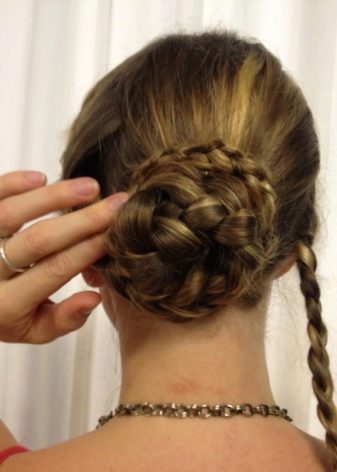 Зачіски з гумками (35 фото): укладання з маленькими силіконовими резиночками і обідком на короткі або довгі волосся