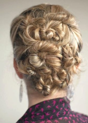 Зачіски з гумками (35 фото): укладання з маленькими силіконовими резиночками і обідком на короткі або довгі волосся