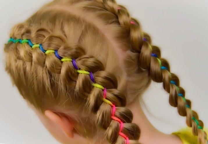 Зачіски з гумками (35 фото): укладання з маленькими силіконовими резиночками і обідком на короткі або довгі волосся