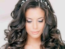 зачіски З начосом (70 фото): укладання з начосом на маківці на середніх, довгих або коротких волоссі? Вечірні зачіски з начосом тому