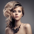 зачіски З начосом (70 фото): укладання з начосом на маківці на середніх, довгих або коротких волоссі? Вечірні зачіски з начосом тому