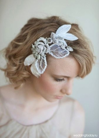 Зачіски з обідком (45 фото): приклади зачісок на середні, довгі і короткі волосся. Як зробити вечірню укладку c обідком з каменів?