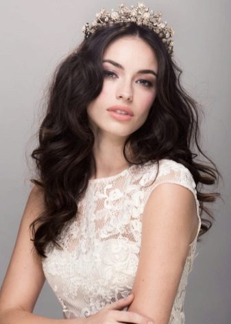 Зачіски з обідком (45 фото): приклади зачісок на середні, довгі і короткі волосся. Як зробити вечірню укладку c обідком з каменів?