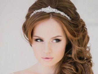 Зачіски з обідком (45 фото): приклади зачісок на середні, довгі і короткі волосся. Як зробити вечірню укладку c обідком з каменів?