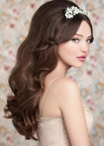 Зачіски з обідком (45 фото): приклади зачісок на середні, довгі і короткі волосся. Як зробити вечірню укладку c обідком з каменів?