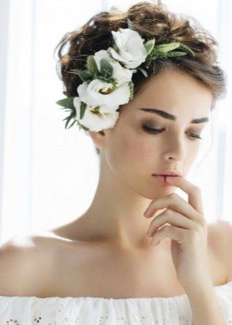 Зачіски з обідком (45 фото): приклади зачісок на середні, довгі і короткі волосся. Як зробити вечірню укладку c обідком з каменів?