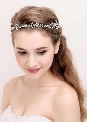 Зачіски з обідком (45 фото): приклади зачісок на середні, довгі і короткі волосся. Як зробити вечірню укладку c обідком з каменів?