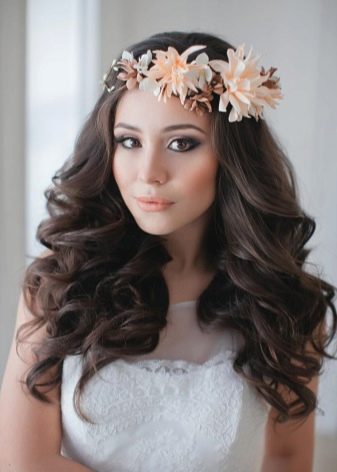 Зачіски з обідком (45 фото): приклади зачісок на середні, довгі і короткі волосся. Як зробити вечірню укладку c обідком з каменів?