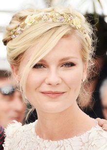 Зачіски з обідком (45 фото): приклади зачісок на середні, довгі і короткі волосся. Як зробити вечірню укладку c обідком з каменів?