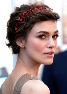 Зачіски з обідком (45 фото): приклади зачісок на середні, довгі і короткі волосся. Як зробити вечірню укладку c обідком з каменів?