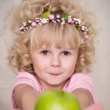 Зачіски з обідком для дівчаток (51 фото): як зробити красиву дитячу зачіску з обідком з квітів покроково? Особливості та поради по виконанню