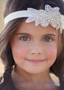 Зачіски з обідком для дівчаток (51 фото): як зробити красиву дитячу зачіску з обідком з квітів покроково? Особливості та поради по виконанню