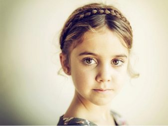 Зачіски з обідком для дівчаток (51 фото): як зробити красиву дитячу зачіску з обідком з квітів покроково? Особливості та поради по виконанню