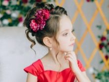 Зачіски з обідком для дівчаток (51 фото): як зробити красиву дитячу зачіску з обідком з квітів покроково? Особливості та поради по виконанню