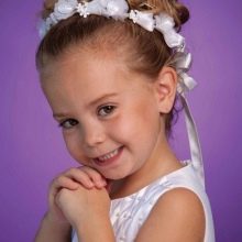 Зачіски з обідком для дівчаток (51 фото): як зробити красиву дитячу зачіску з обідком з квітів покроково? Особливості та поради по виконанню