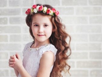 Зачіски з обідком для дівчаток (51 фото): як зробити красиву дитячу зачіску з обідком з квітів покроково? Особливості та поради по виконанню