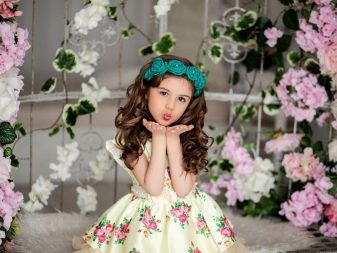 Зачіски з обідком для дівчаток (51 фото): як зробити красиву дитячу зачіску з обідком з квітів покроково? Особливості та поради по виконанню