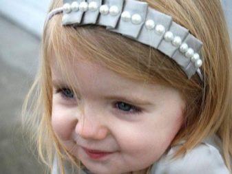 Зачіски з обідком для дівчаток (51 фото): як зробити красиву дитячу зачіску з обідком з квітів покроково? Особливості та поради по виконанню