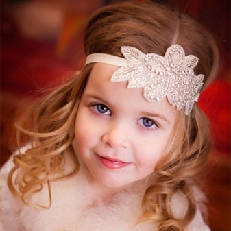 Зачіски з обідком для дівчаток (51 фото): як зробити красиву дитячу зачіску з обідком з квітів покроково? Особливості та поради по виконанню