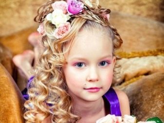 Зачіски з обідком для дівчаток (51 фото): як зробити красиву дитячу зачіску з обідком з квітів покроково? Особливості та поради по виконанню