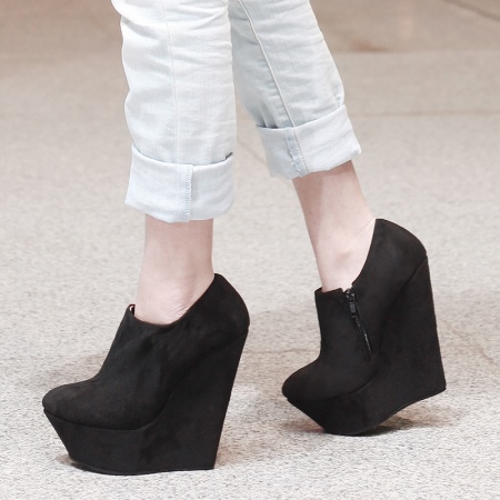 Замшеві ботильйони на танкетці (53 фото): з чим носити зимові моделі з замши