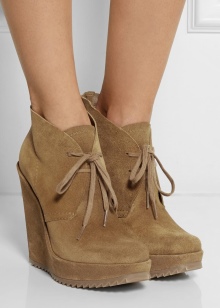 Замшеві ботильйони на танкетці (53 фото): з чим носити зимові моделі з замши