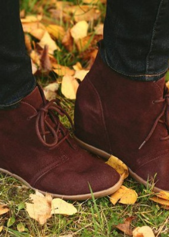 Замшеві ботильйони на танкетці (53 фото): з чим носити зимові моделі з замши