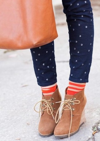 Замшеві ботильйони на танкетці (53 фото): з чим носити зимові моделі з замши