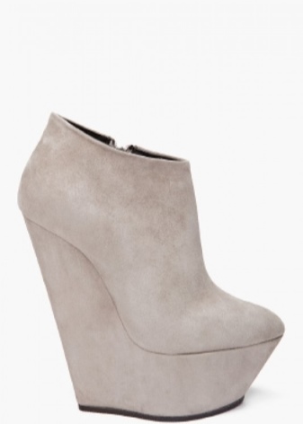 Замшеві ботильйони на танкетці (53 фото): з чим носити зимові моделі з замши