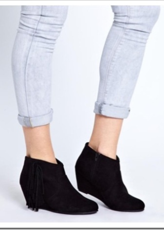 Замшеві ботильйони на танкетці (53 фото): з чим носити зимові моделі з замши