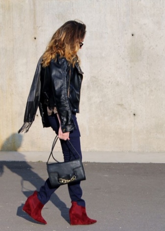 Замшеві ботильйони на танкетці (53 фото): з чим носити зимові моделі з замши