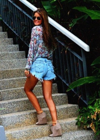 Замшеві ботильйони на танкетці (53 фото): з чим носити зимові моделі з замши