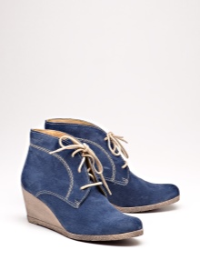 Замшеві ботильйони на танкетці (53 фото): з чим носити зимові моделі з замши