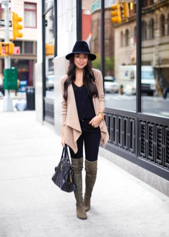 Замшеві чоботи без каблука (52 фото): з чим носити високі сірі і чорні довгі і короткі жіночі моделі із замші