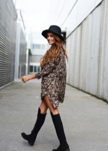 Замшеві чоботи без каблука (52 фото): з чим носити високі сірі і чорні довгі і короткі жіночі моделі із замші