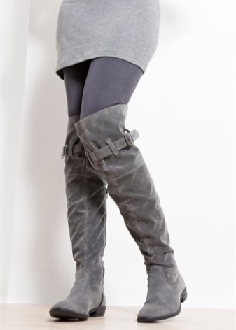 Замшеві чоботи без каблука (52 фото): з чим носити високі сірі і чорні довгі і короткі жіночі моделі із замші