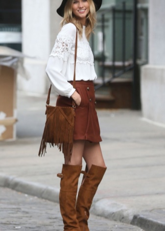 Замшеві чоботи без каблука (52 фото): з чим носити високі сірі і чорні довгі і короткі жіночі моделі із замші