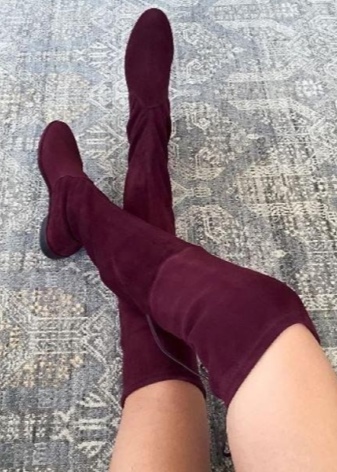 Замшеві чоботи без каблука (52 фото): з чим носити високі сірі і чорні довгі і короткі жіночі моделі із замші