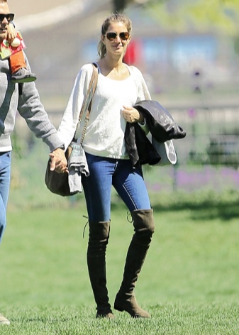 Замшеві чоботи без каблука (52 фото): з чим носити високі сірі і чорні довгі і короткі жіночі моделі із замші